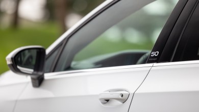 Vue de profil d'une Volkswagen Golf de couleur blanche