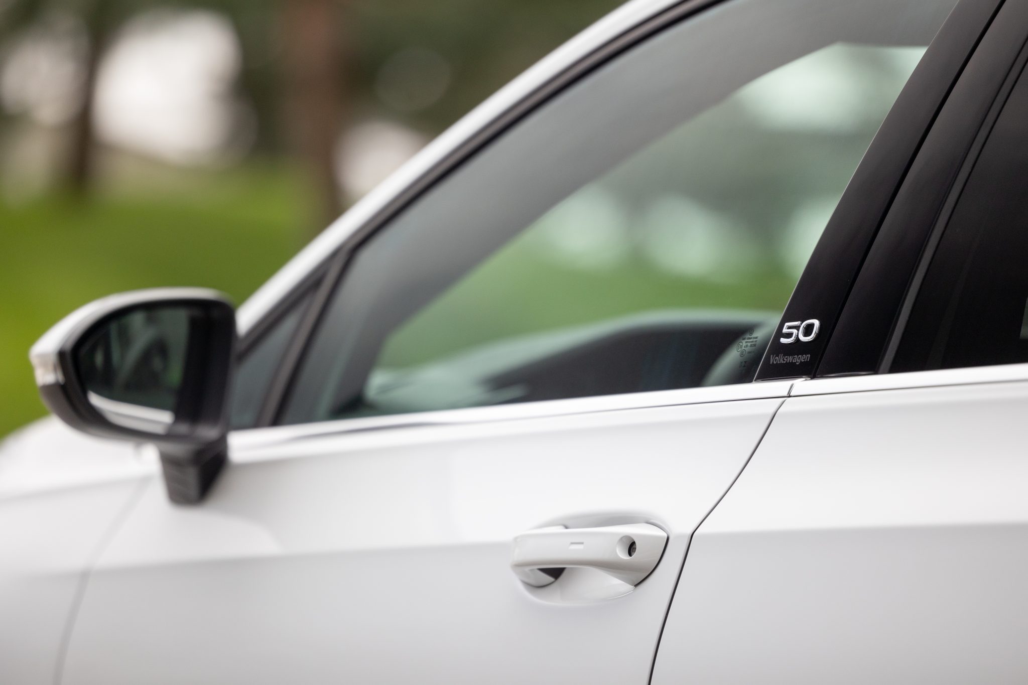 Vue de profil d'une Volkswagen Golf de couleur blanche