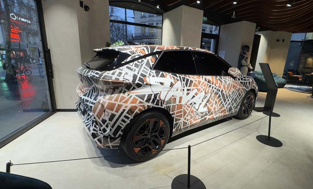 Vue en 3/4 arrière de la CUPRA Raval prototype au CUPRA City Garage à Paris