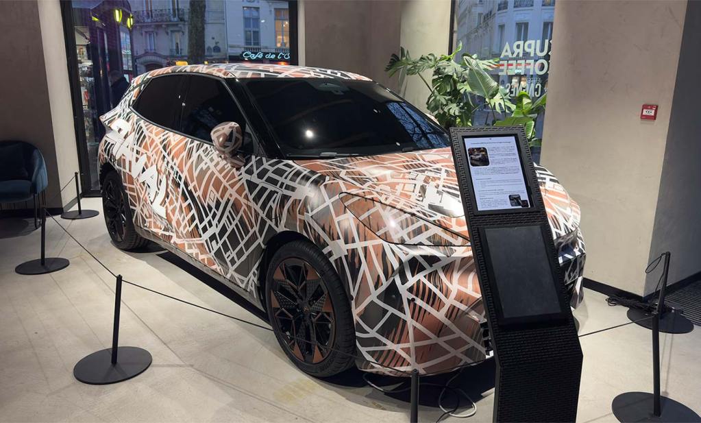 Vue en 3/4 avant de la CUPRA Raval prototype au CUPRA City Garage à Paris