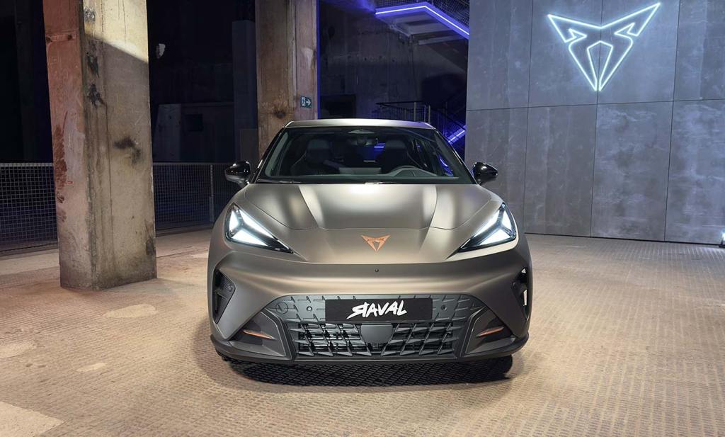 Vue sur la face avant de la CUPRA Raval