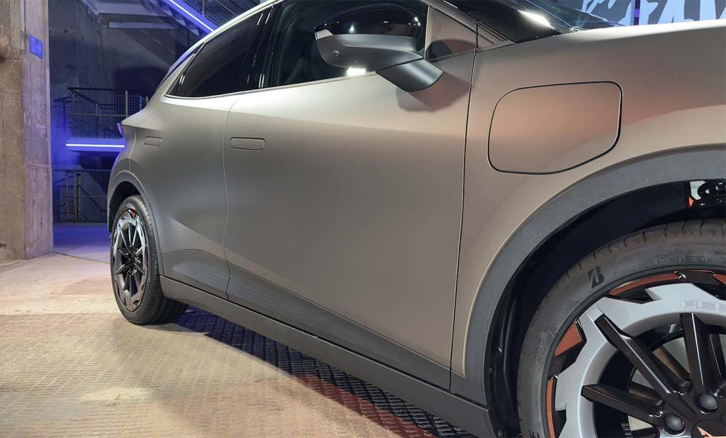 Flancs sculptés de la CUPRA Raval