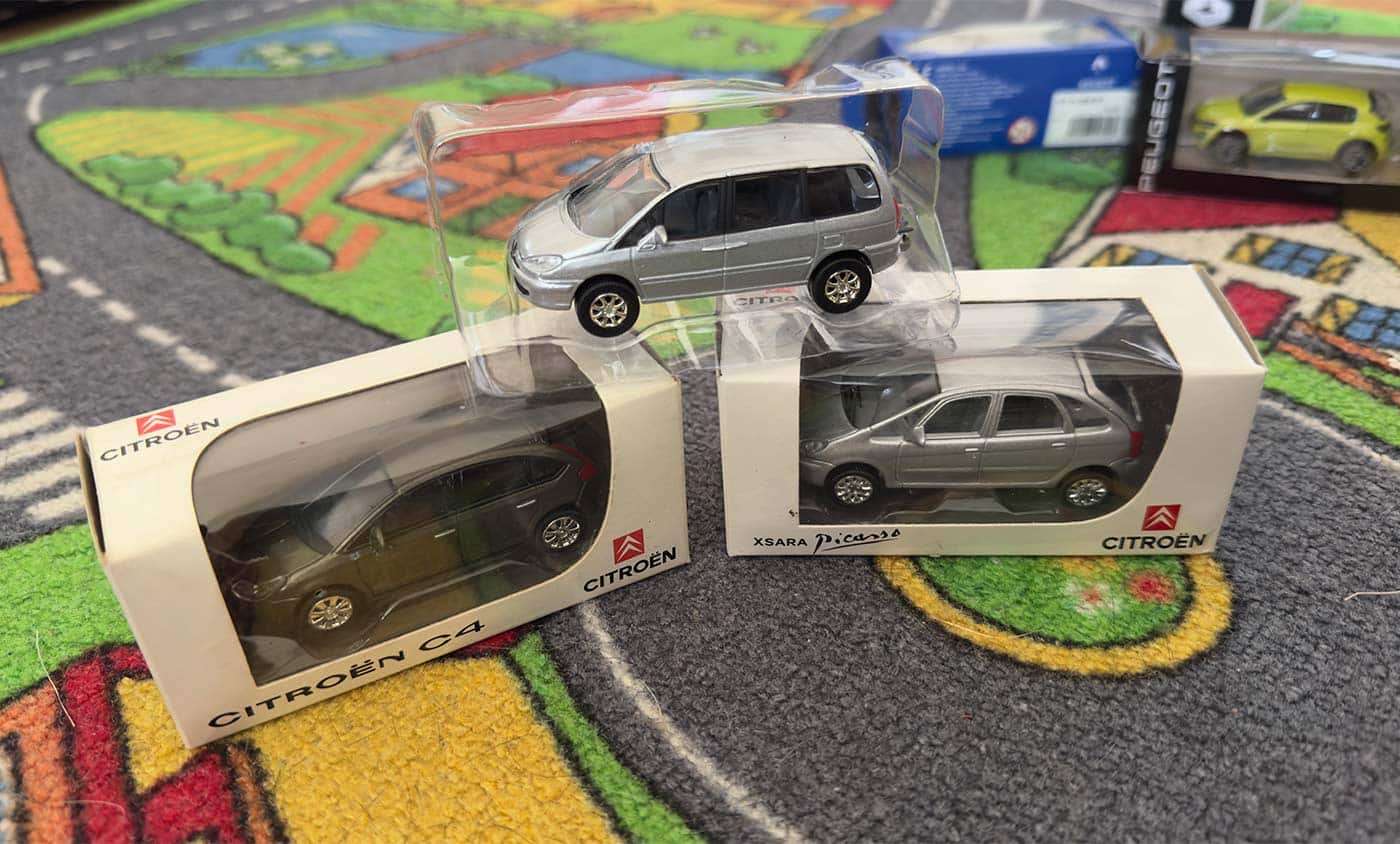 Modèles réduits à l'échelle 1/64