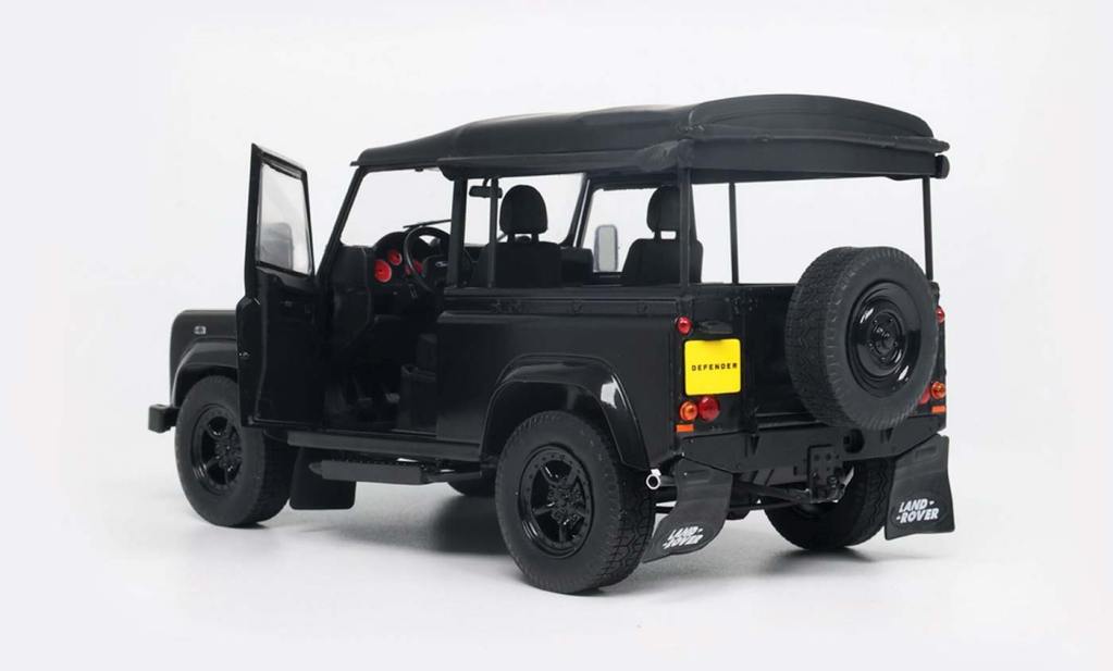 Land Rover Defender à l'échelle 1/18 du fabricant Solido vu en 3/4 arrière avec les portières ouvertes