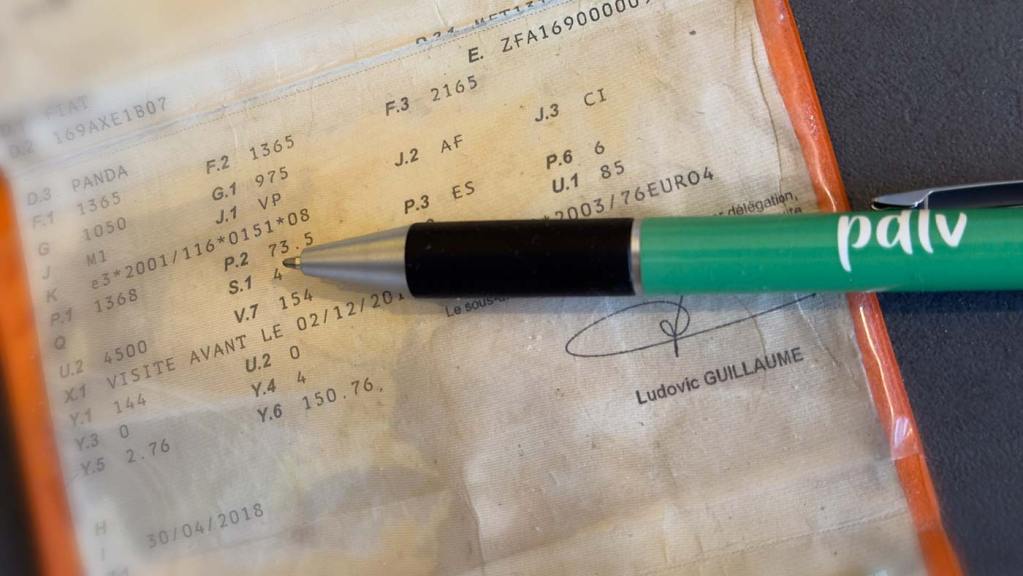 La puissance en kW se lit au niveau du champ P.2 d'une carte grise française