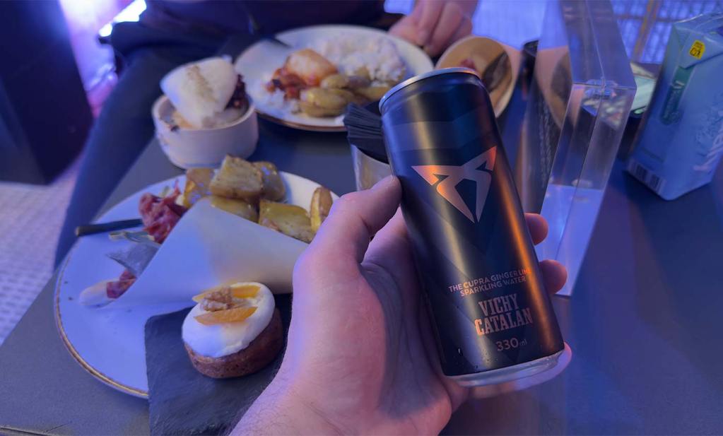 Buffet organisé par CUPRA à destination des médias venus découvrir la nouvelle RAVAL avec une canette aux couleurs de la marque