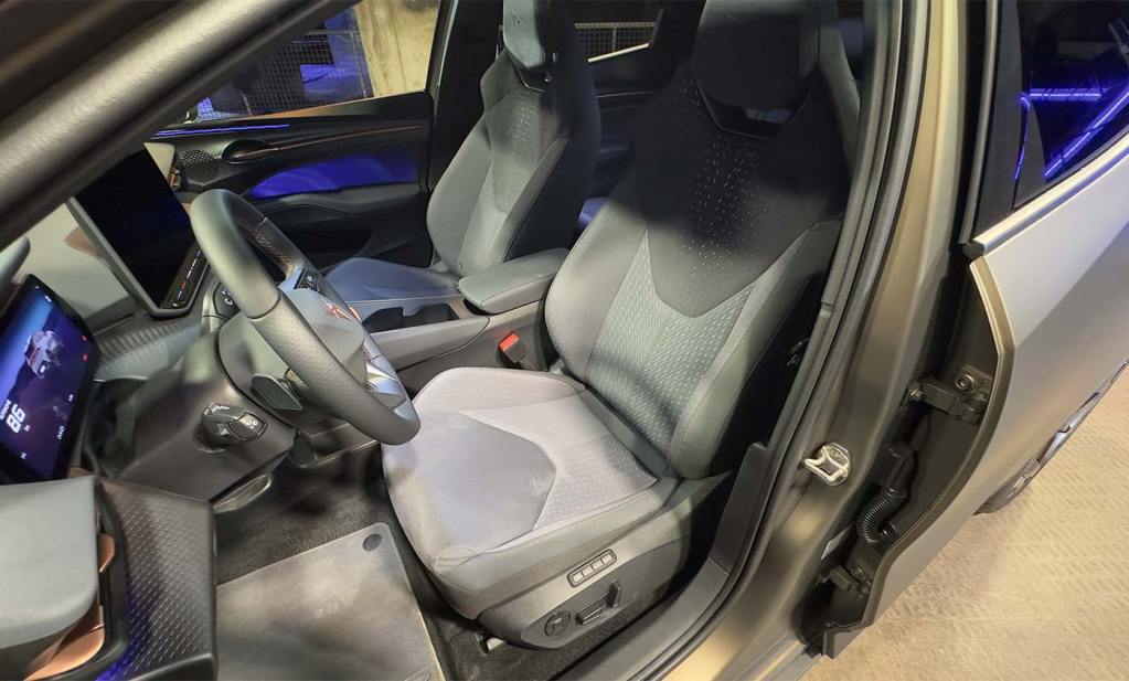 Sièges avant d'une CUPRA Raval