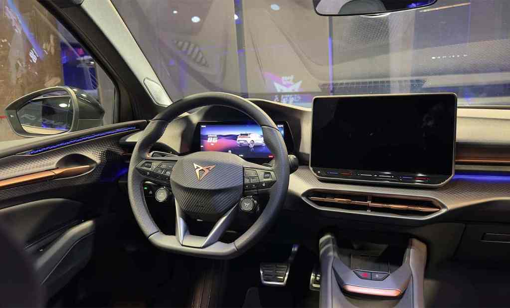 Vue sur le poste de conduite d'une CUPRA Raval